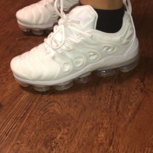 White Nike Vapormax Plus